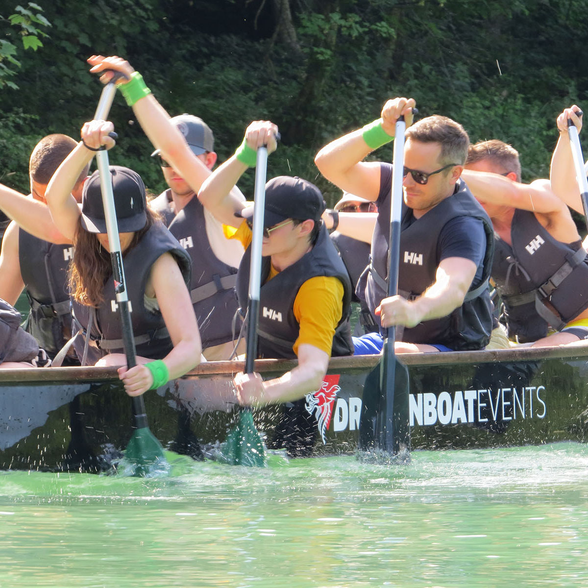 Voicepoint-Team beim gemeinsamen Drachenbootfahren auf dem Wasser.