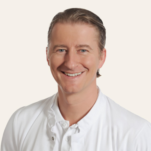 Portraitbild von Dr. med. Gregor Clavadetscher, Facharzt FMH für Hals-, Nasen- und Ohrenkrankheiten sowie Hals- und Gesichtschirurgie.