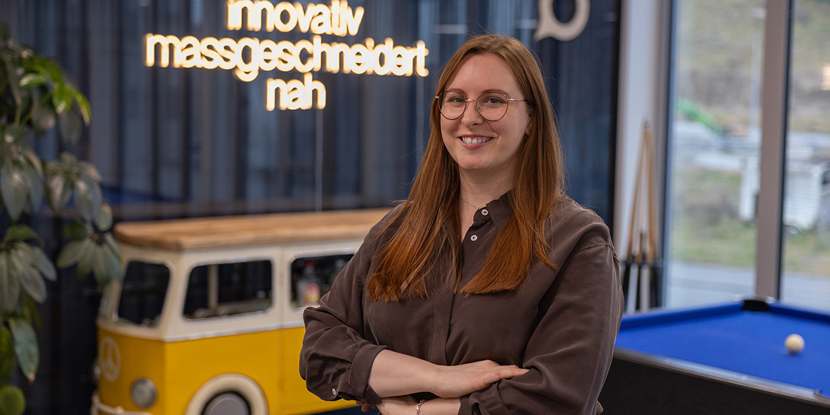 Chantal Aebi steht im Voicepoint Büro und lacht in die Kamera.