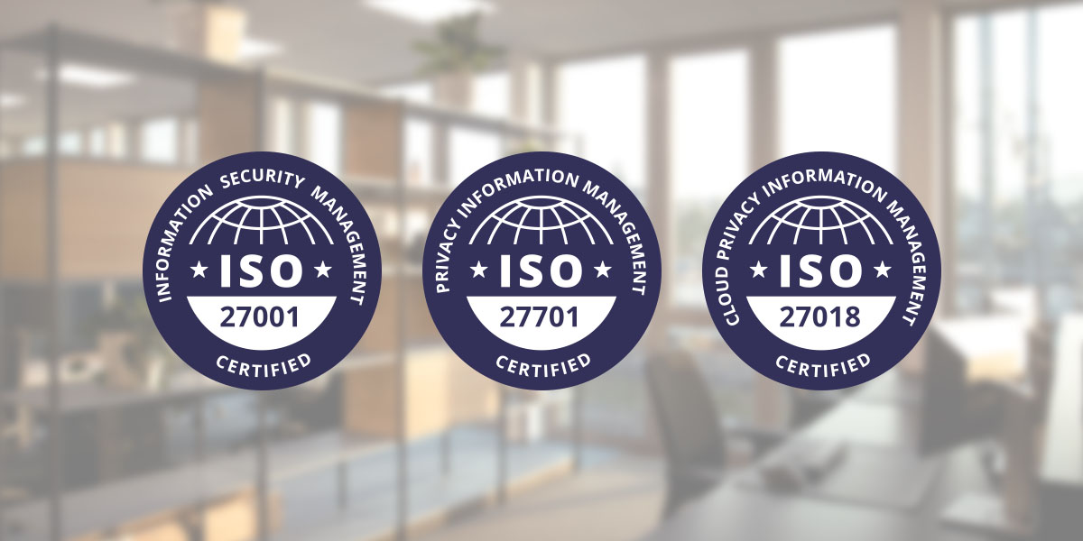 Zertifizierungsbadge der ISO 27001, ISO 27701 und ISO 27018. Im Hintergrund sind Büroräumlichkeiten sichtbar.