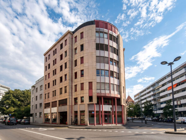 Aussenansicht des braunes Firmengebäudes der Voicepoint Romandie Sàrl.