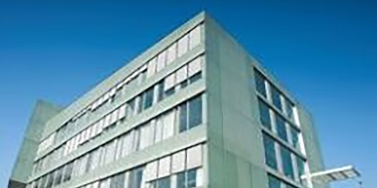 Bâtiment de Luzerner Kantonsspital avec de grandes fenêtres.