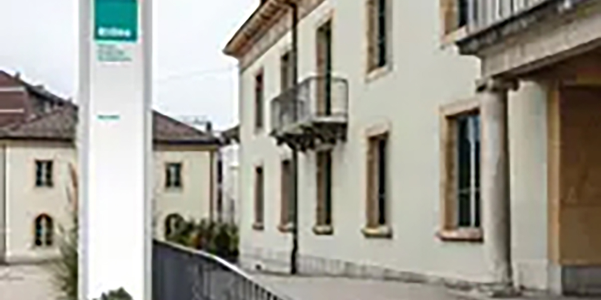 Gebäude des Réseau Hospitalier Neuchâtelois mit hellen Fassaden und Eingangsschild.