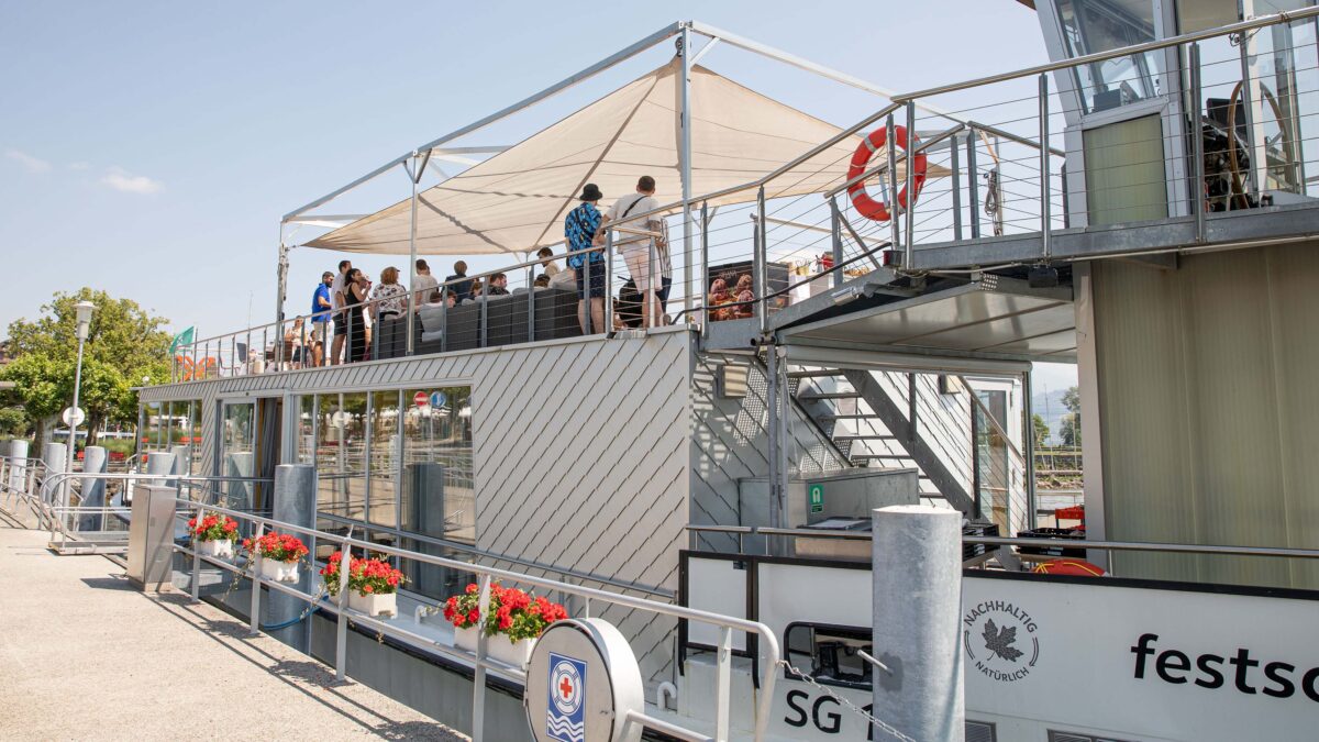 Mitarbeitende der Voicepoint AG verbringen gemeinsam einen Event auf einem Schiff.